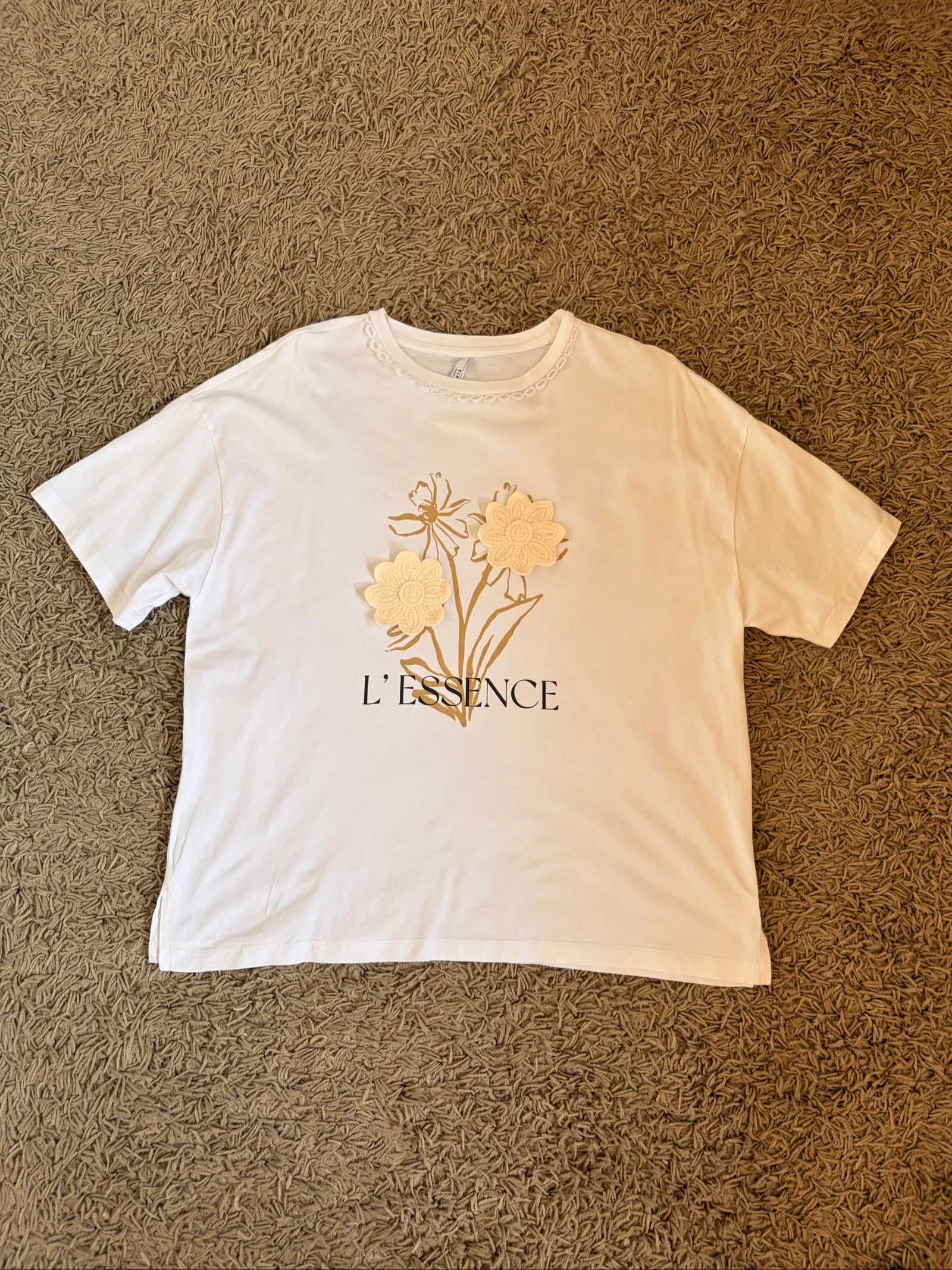 Camiseta con detalles bordados 